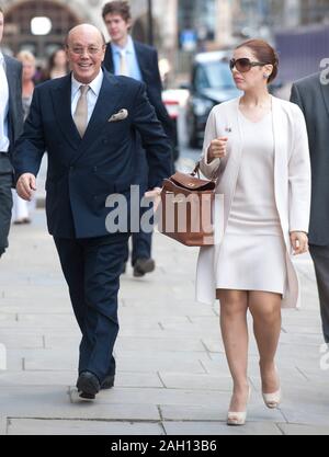 Ehemalige Polly Peck chief exec Asil Nadir und seine Frau Nur im Old Bailey in London, wo der Richter entschied, daß er Aufladungen des Betrugs konfrontiert. Stockfoto