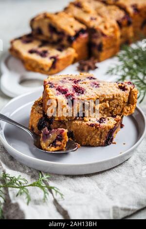 Kürbis (Kartoffel), Obst Kuchen mit Beeren. Gesunde vegane Ernährung Konzept. Stockfoto