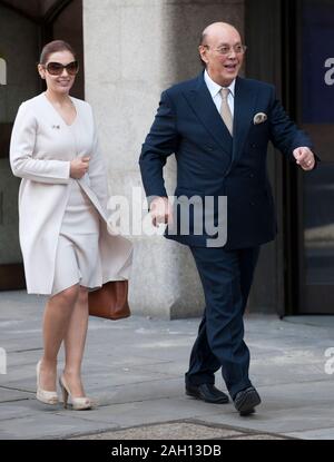 Ehemalige Polly Peck chief exec Asil Nadir und seine Frau Nur im Old Bailey in London, wo der Richter entschied, daß er Aufladungen des Betrugs konfrontiert. Stockfoto