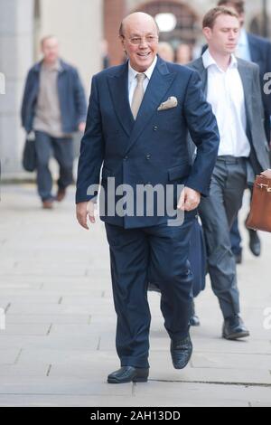 Ehemalige Polly Peck chief exec Asil Nadir und seine Frau Nur im Old Bailey in London, wo der Richter entschied, daß er Aufladungen des Betrugs konfrontiert. Stockfoto