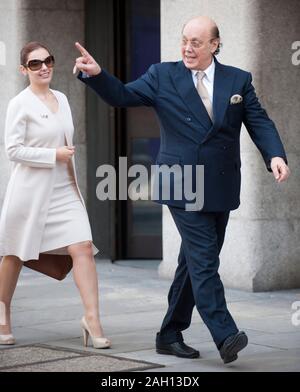 Ehemalige Polly Peck chief exec Asil Nadir und seine Frau Nur im Old Bailey in London, wo der Richter entschied, daß er Aufladungen des Betrugs konfrontiert. Stockfoto