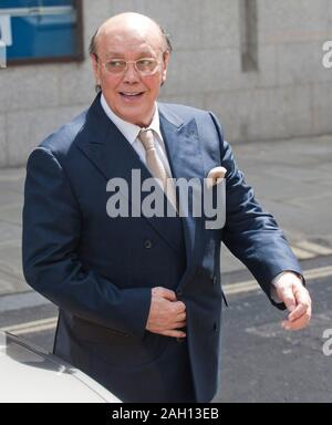 Ehemalige Polly Peck chief exec Asil Nadir und seine Frau Nur im Old Bailey in London, wo der Richter entschied, daß er Aufladungen des Betrugs konfrontiert. Stockfoto