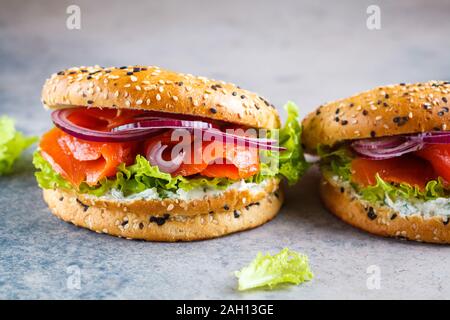 Bagels mit Frischkäse, Fisch, rote Zwiebel und Kopfsalat. Stockfoto