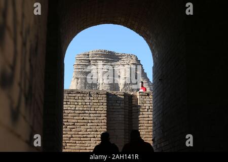 Bagdad. 20 Dez, 2019. Foto am Dez. 20, 2019 zeigt die großen Ziggurat in der antiken Stätte von Dur Kurigalzu in den westlichen Stadtrand von Bagdad, Irak. Den Aufstellungsort von Dur Kurigalzu, was bedeutet 'Kurigalzu's Castle" in Arabisch, ist etwa 30 Kilometer westlich von Bagdad gelegen. Die Grand ziggurat Hier war einmal ein Tempel und jetzt ist ein Reiseziel für Leute, die an den Wochenenden. Quelle: Khalil Dawood/Xinhua/Alamy leben Nachrichten Stockfoto