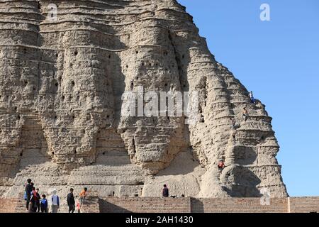 Bagdad. 20 Dez, 2019. Foto am Dez. 20, 2019 zeigt die großen Ziggurat in der antiken Stätte von Dur Kurigalzu in den westlichen Stadtrand von Bagdad, Irak. Den Aufstellungsort von Dur Kurigalzu, was bedeutet 'Kurigalzu's Castle" in Arabisch, ist etwa 30 Kilometer westlich von Bagdad gelegen. Die Grand ziggurat Hier war einmal ein Tempel und jetzt ist ein Reiseziel für Leute, die an den Wochenenden. Quelle: Khalil Dawood/Xinhua/Alamy leben Nachrichten Stockfoto