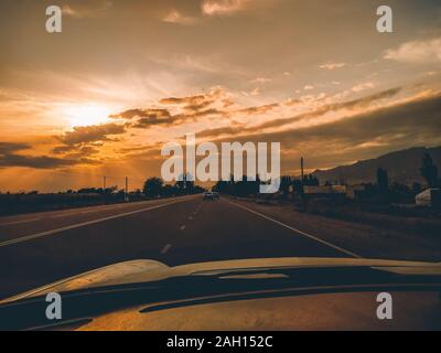 Auto fahren auf der Autobahn. Straße Blick aus dem Auto hinter der Konsole. First person Foto. Reisen Hintergrund Stockfoto