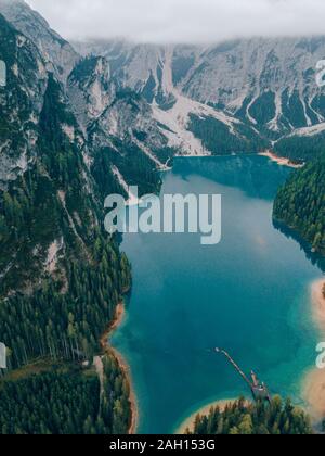 Luftaufnahme des Pragser Wildsee in Norditalien Stockfoto