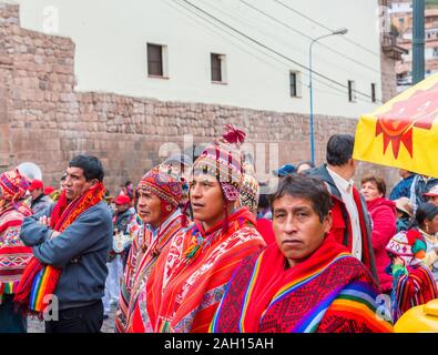 CUSCO, PERU - 26. JUNI 2019: Gruppe von Männern in Trachten, San Cristobal Celebracion Stockfoto