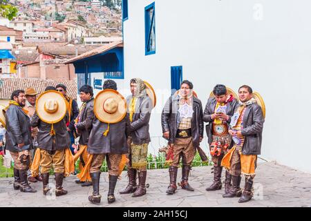 CUSCO, PERU - 26. JUNI 2019: Gruppe von Männern in Trachten, San Cristobal Celebracion Stockfoto