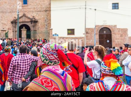 Ein Mann in Tracht, San Cristobal Celebracion, Cusco, Peru. Ansicht von hinten Stockfoto