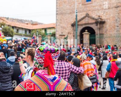 Ein Mann in Tracht, San Cristobal Celebracion, Cusco, Peru. Ansicht von hinten Stockfoto