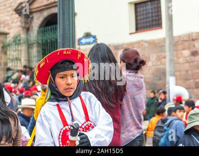 CUSCO, PERU - 26. JUNI 2019: Junge in Nationale Kleidung, San Cristobal Celebracion Stockfoto