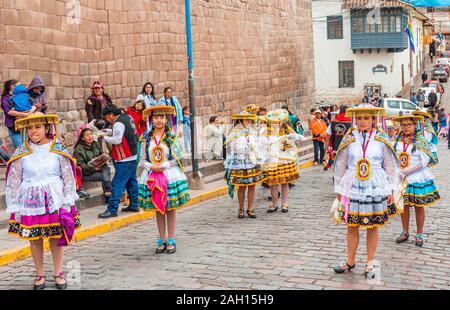 CUSCO, PERU - Juni 26, 2019: Mädchen in Trachten auf einer Straße der Stadt, San Cristobal Celebracion Stockfoto