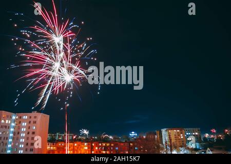 Ganze Stadt feiert das neue Jahr oder nationale Veranstaltung mit fantastischen bunten Feuerwerk, Copyspace über den Nachthimmel. Stockfoto