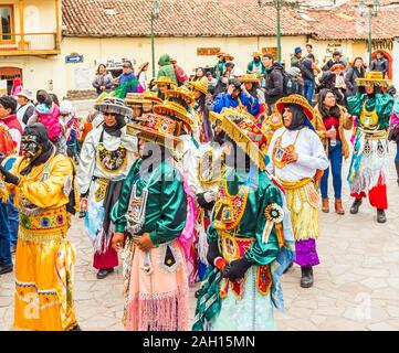 CUSCO, PERU - Juni 26, 2019: Die Menschen in Trachten, San Cristobal Celebracion Stockfoto