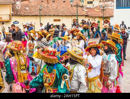 CUSCO, PERU - Juni 26, 2019: Die Menschen in Trachten, San Cristobal Celebracion Stockfoto