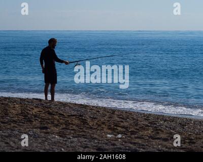 Fischer mit der Rute. Meer und Himmel in den frühen Morgenstunden Stockfoto