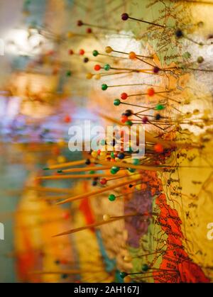 Bunt Detail Karte Makro Nahaufnahme mit push Pins im gesamten Kennzeichnung Standorte. Stockfoto