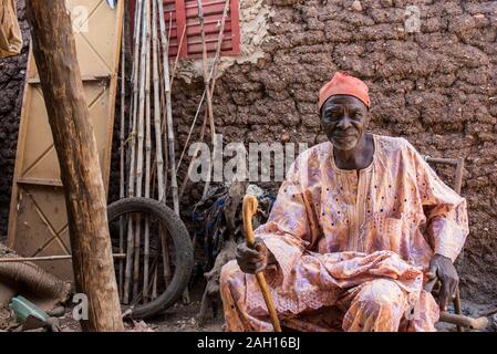 Benin, Kandi, Stammesführer, Leader, afrikanische Menschen, alten afrikanischen Mann, royal Hut, Personal Stockfoto