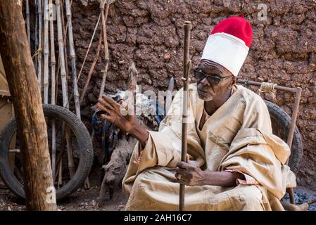 Benin, Kandi, Stammesführer, Leader, afrikanische Menschen, alten afrikanischen Mann, royal Hut, Personal Stockfoto