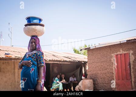 Benin, Kandi, afrikanische Frauen, afrikanische Frau, Kopf, Balance, Wandern, Stockfoto