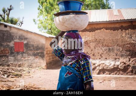 Benin, Kandi, afrikanische Frauen, afrikanische Frau, Kopf, Balance, Wandern, Stockfoto