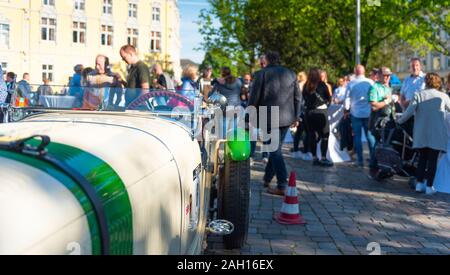 OLDENBURG, Deutschland - 25. MAI 2019: Retro Auto der Marke Mercedes-Benz, Oldtimer Treffen Oldenburg. Mit selektiven Fokus Stockfoto