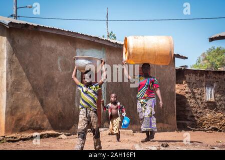 Benin, Kandi, afrikanische Frauen, afrikanische Frau, Kopf, Balance, Wandern, Stockfoto