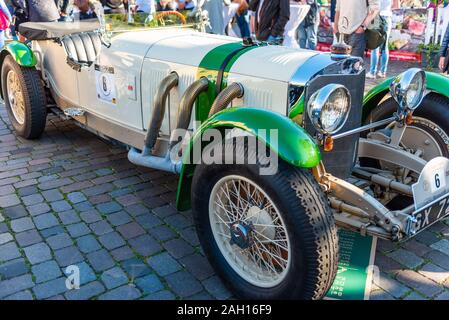 OLDENBURG, Deutschland - 25. MAI 2019: Retro Auto der Marke Mercedes-Benz, Oldtimer Treffen Oldenburg. Mit selektiven Fokus Stockfoto