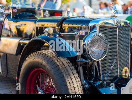 OLDENBURG, Deutschland - 25. MAI 2019: Retro Automarke MG, Oldtimer Treffen Oldenburg. Close-up Stockfoto