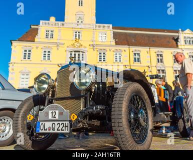 OLDENBURG, Deutschland - 25. MAI 2019: Retro Auto am Oldtimer Treffen in Oldenburg. Mit selektiven Fokus Stockfoto