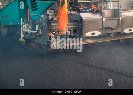 Asphalt Pflaster. Fertiger Maschine. Neuen Straßenbau. Stockfoto