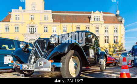 OLDENBURG, Deutschland - 25. MAI 2019: Retro Auto am Oldtimer Treffen in Oldenburg. Mit selektiven Fokus Stockfoto