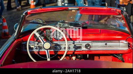 OLDENBURG, Deutschland - 25. MAI 2019: Retro Auto der Marke Mercedes-Benz, Oldtimer Treffen Oldenburg. Mit selektiven Fokus Stockfoto