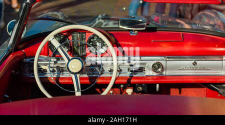 OLDENBURG, Deutschland - 25. MAI 2019: Retro Auto der Marke Mercedes-Benz, Oldtimer Treffen Oldenburg. Mit selektiven Fokus Stockfoto