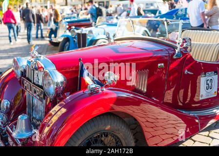 OLDENBURG, Deutschland - 25. MAI 2019: Retro Automarke MG, Oldtimer Treffen Oldenburg. Close-up Stockfoto