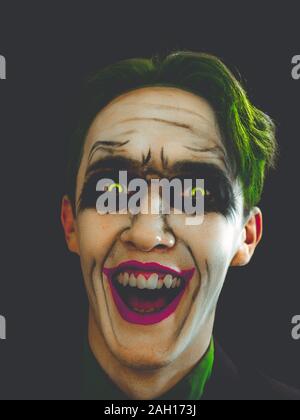 Bloody Halloween Thema: Der verrückte Joker Gesicht auf schwarzen Hintergrund. Comics Helden. Kopieren Sie Platz für Text. Stockfoto