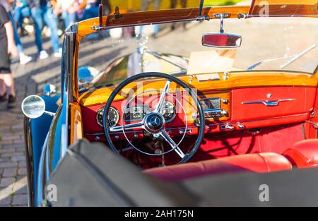 OLDENBURG, Deutschland - 25. MAI 2019: Retro Auto der Marke Mercedes-Benz, Oldtimer Treffen Oldenburg. Mit selektiven Fokus Stockfoto