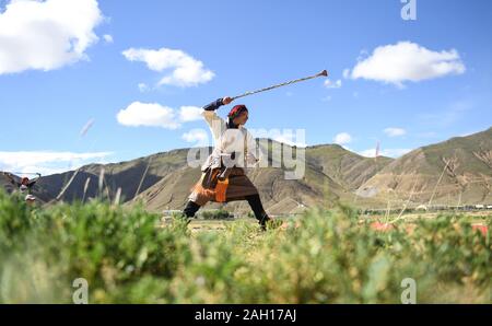 (191223) - Peking, 23 Dezember, 2019 (Xinhua) - ein Spieler nimmt an einem traditionellen Stein werfen Wettbewerb in Xigaze, Südwesten Chinas Tibet autonomen Region, Aug 31., 2019. Von der wissenschaftlichen Expedition am See Yamzbog Yumco zu Wildlife Conservation patrol Mission in Shuanghu County in einer durchschnittlichen Höhe von mehr als 5.000 Metern, von einem traditionellen festlichen Pferderennen zu jährlichen Facelift des Potala Palast, die Fotografen von Xinhua die lokalen Menschen im täglichen Leben und Leistungen zur sozialen Entwicklung in Tibet im Jahr 2019 erfasst, das Jahr markiert den 60. Jahrestag der Kampagne der Demokratie Stockfoto