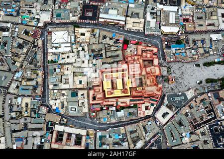 (191223) - Peking, 23 Dezember, 2019 (Xinhua) - luftaufnahme am 10.08.2019 zeigt den Jokhang Tempel in Lhasa, Hauptstadt von Südwesten Chinas Tibet autonomen Region berücksichtigt. Von der wissenschaftlichen Expedition am See Yamzbog Yumco zu Wildlife Conservation patrol Mission in Shuanghu County in einer durchschnittlichen Höhe von mehr als 5.000 Metern, von einem traditionellen festlichen Pferderennen zu jährlichen Facelift des Potala Palast, die Fotografen von Xinhua die lokalen Menschen im täglichen Leben und Leistungen zur sozialen Entwicklung in Tibet im Jahr 2019 erfasst, das Jahr markiert den 60. Jahrestag der Kampagne von de Stockfoto