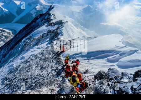 (191223) - Peking, 23 Dezember, 2019 (Xinhua) - Foto am Mai 24, 2019 zeigt Bergführer Skalierung Mount Qomolangma im Südwesten Chinas Tibet autonomen Region. Von der wissenschaftlichen Expedition am See Yamzbog Yumco zu Wildlife Conservation patrol Mission in Shuanghu County in einer durchschnittlichen Höhe von mehr als 5.000 Metern, von einem traditionellen festlichen Pferderennen zu jährlichen Facelift des Potala Palast, die Fotografen von Xinhua die lokalen Menschen im täglichen Leben und Leistungen zur sozialen Entwicklung in Tibet im Jahr 2019 erfasst, das Jahr markiert den 60. Jahrestag der Kampagne der Demokratischen Stockfoto