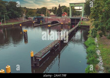 Schleusenanlage in der Nähe von Berlin mit schönen Abendhimmel Stockfoto