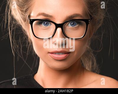 Closeup Portrait einer Frau in Brillen auf dunklem Hintergrund. Sehvermögen consept. Stockfoto