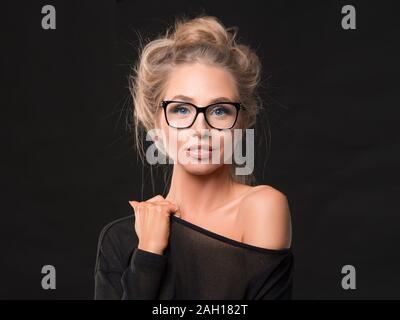 Porträt einer Frau in Brillen auf dunklem Hintergrund. Vision und Sehvermögen Konzept. Stockfoto