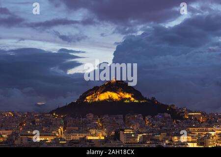 Blick auf den Lycabettus Hügel vom Areopag in Athen, Griechenland. Stockfoto