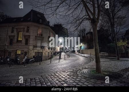 Suchen von Gue Girardon von Ort Dalida in Paris bei Nacht. Stockfoto