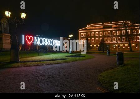 Carl Johans Park während der jährlichen Licht Festival in Norrköping zur Weihnachtszeit. Norrköping ist eine historische Stadt in Schweden. Stockfoto