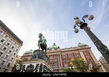 Fürst Mihailo (Knez Mihailo) Statue vor dem Nationalmuseum von Serbien am Platz der Republik (Trg Republike) in Belgrad, Serbien. Auch als Kod Stockfoto