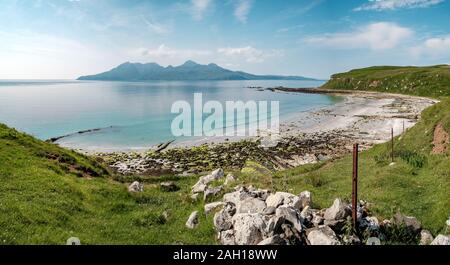 Blick von oben auf die Bucht von laig auf Eigg über Rùm. Stockfoto