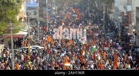 Bhilwara, Indien. 23 Dez, 2019. Menschen aller Gemeinschaft nehmen an einer Rallye mit Poster, Plakate und Trikolore Nationalflagge zur Unterstützung der neuen Bürger Indiens Amendment Act (CAA) 2019 und die nationalen Register der Bürger (NRC) in Kirchheim. Etwa 62 Prozent der Bürger des Landes sind für die Staatsbürgerschaft Änderung handeln. (Foto von Sumit Saraswat/Pacific Press) Quelle: Pacific Press Agency/Alamy leben Nachrichten Stockfoto